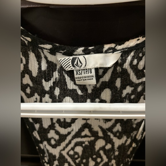 Volcom Inc Skull Flowy Tank top - Picture 2 of 5